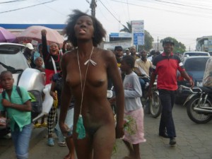 Femmes nues dans les rues de Yaounde au Cameroun
